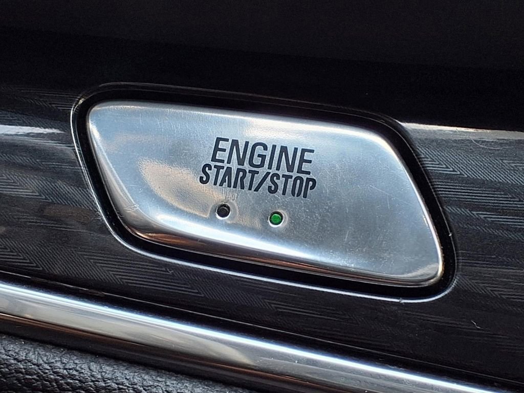 Used 2022 Summit White Buick Essence image 17
