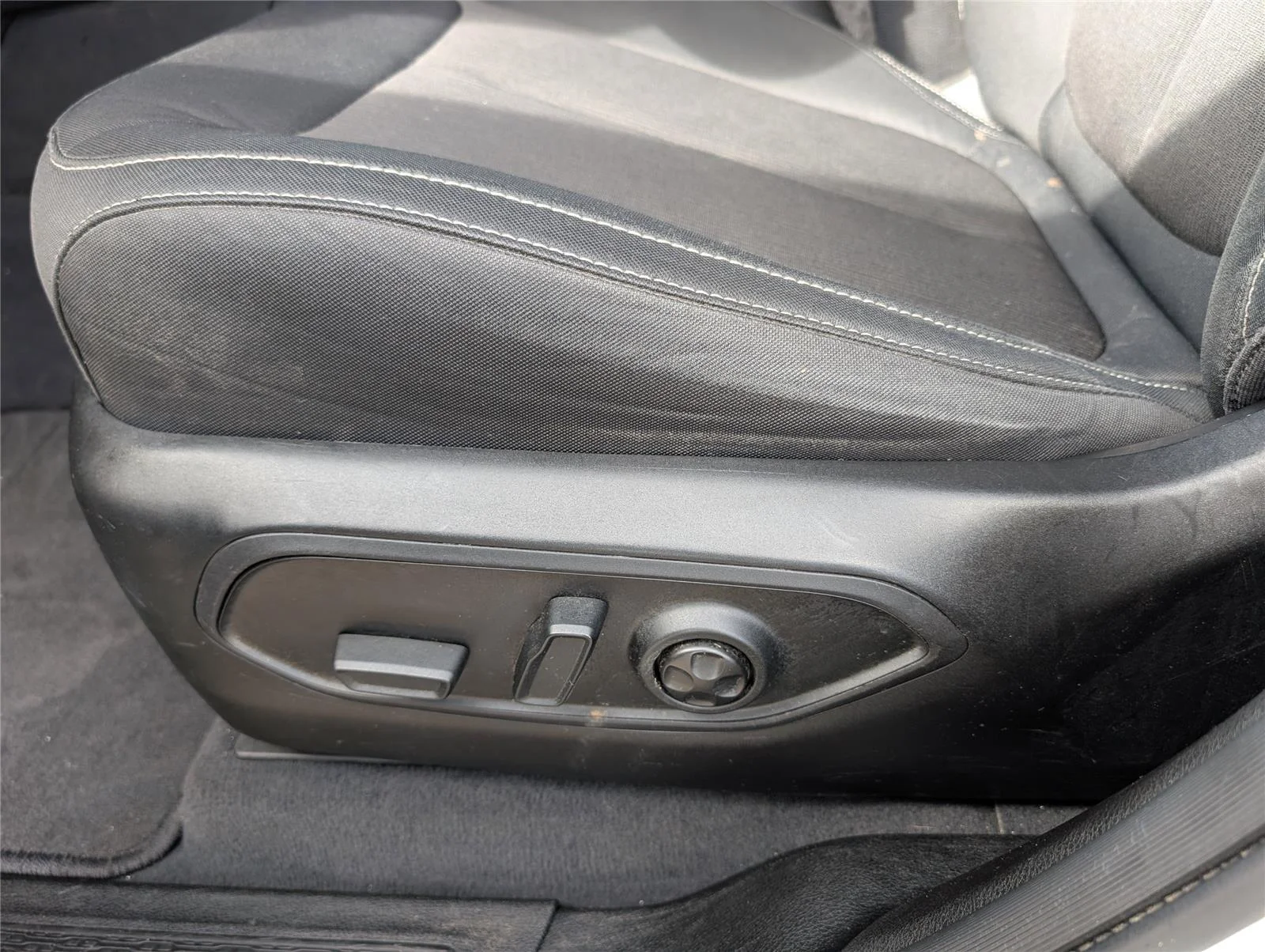 Used 2023 Bright White Clearcoat Jeep Laredo image 13