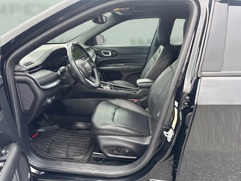 Used 2022 Black Jeep High Altitude image 9