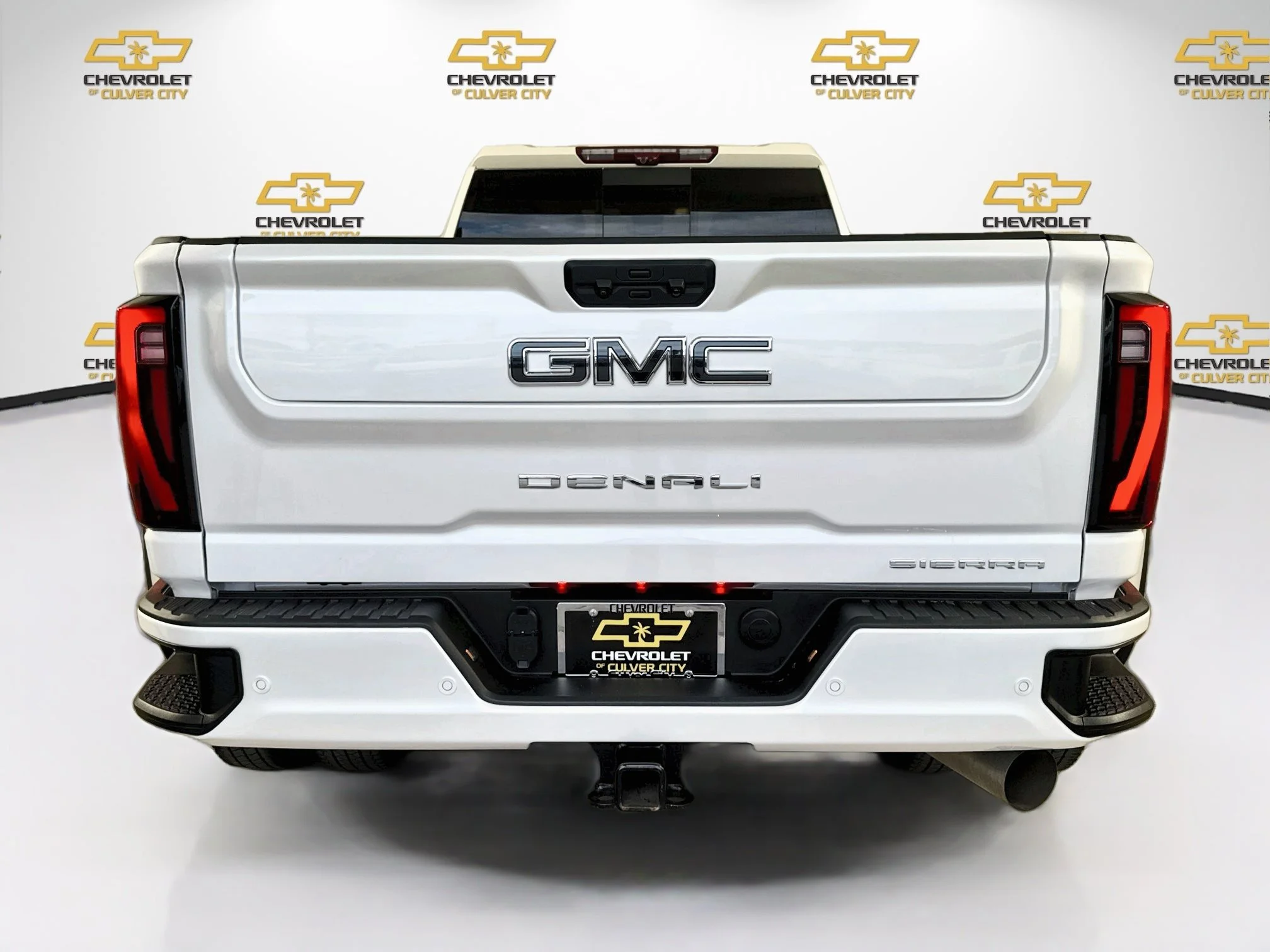 Used 2024 White Frost Tricoat GMC Denali Ultimate DRW image 7