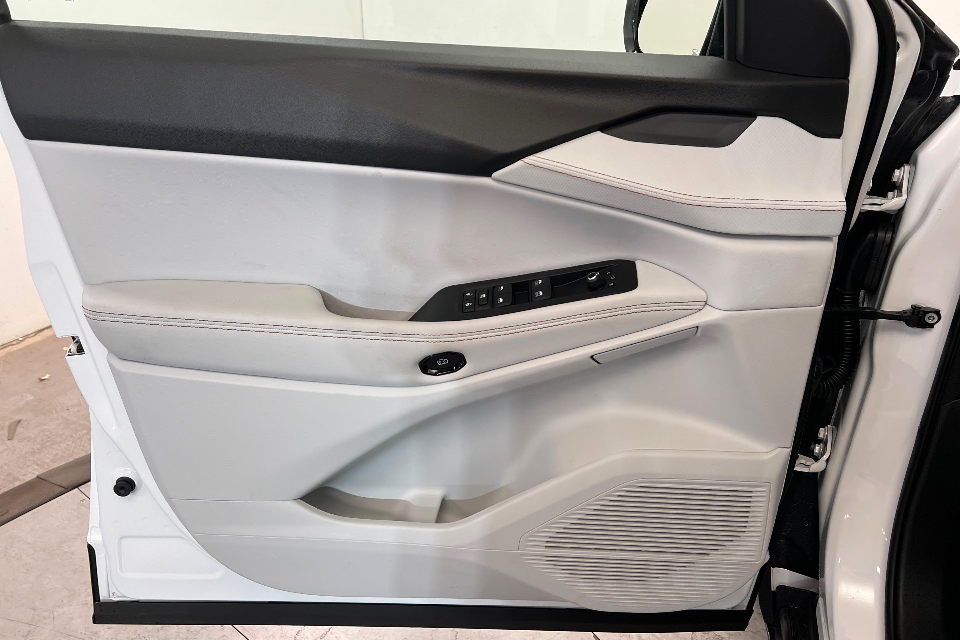 New 2026 Bright White Clear-Coat Exterior Paint Jeep Limited image 15