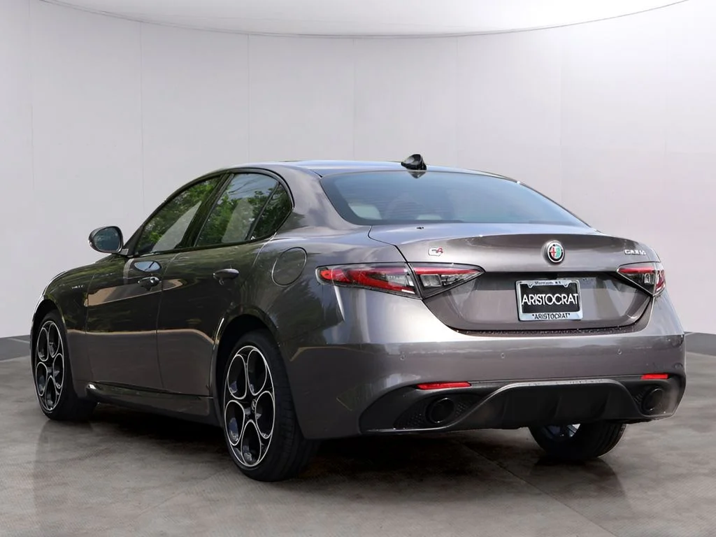 New 2026 Vesuvio Gray Metallic Alfa Romeo Base image 5