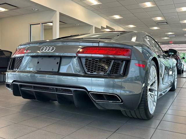Used 2017 Daytona Gray Pearl Effect Audi V10 image 6