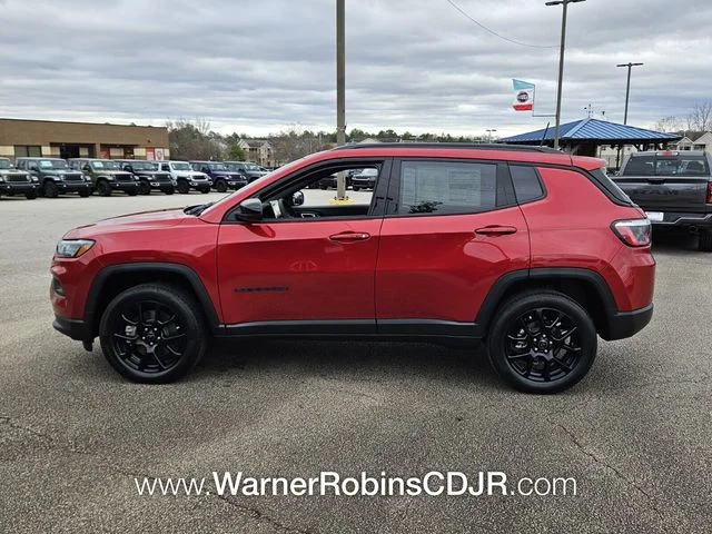 New 2026 Red Hot Pearl-Coat Exterior Paint Jeep Latitude image 4