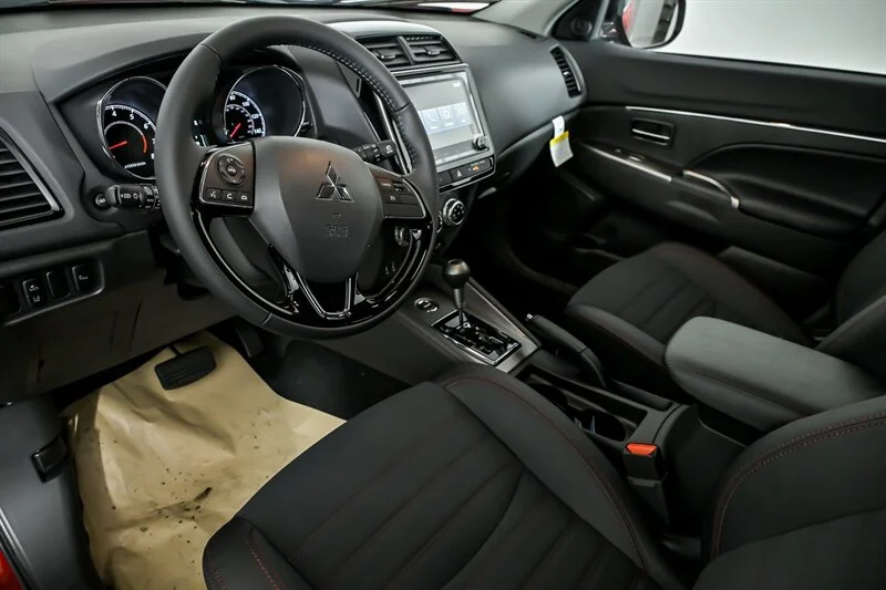 New 2025 White Diamond Mitsubishi SE image 11
