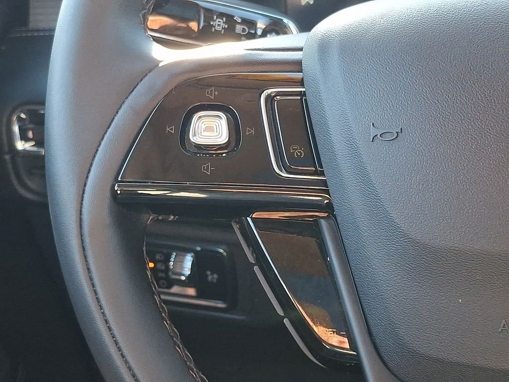 Used 2024 White Lincoln Premiere image 22