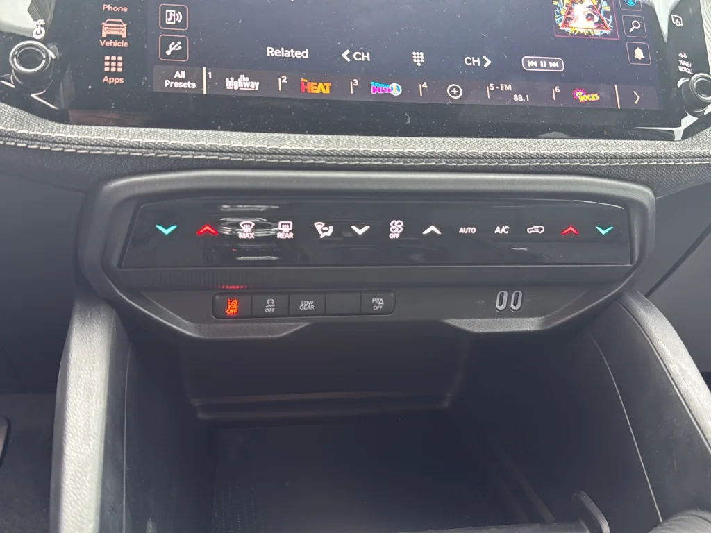 New 2026 Bright White Clear-Coat Exterior Paint Jeep Laredo image 19