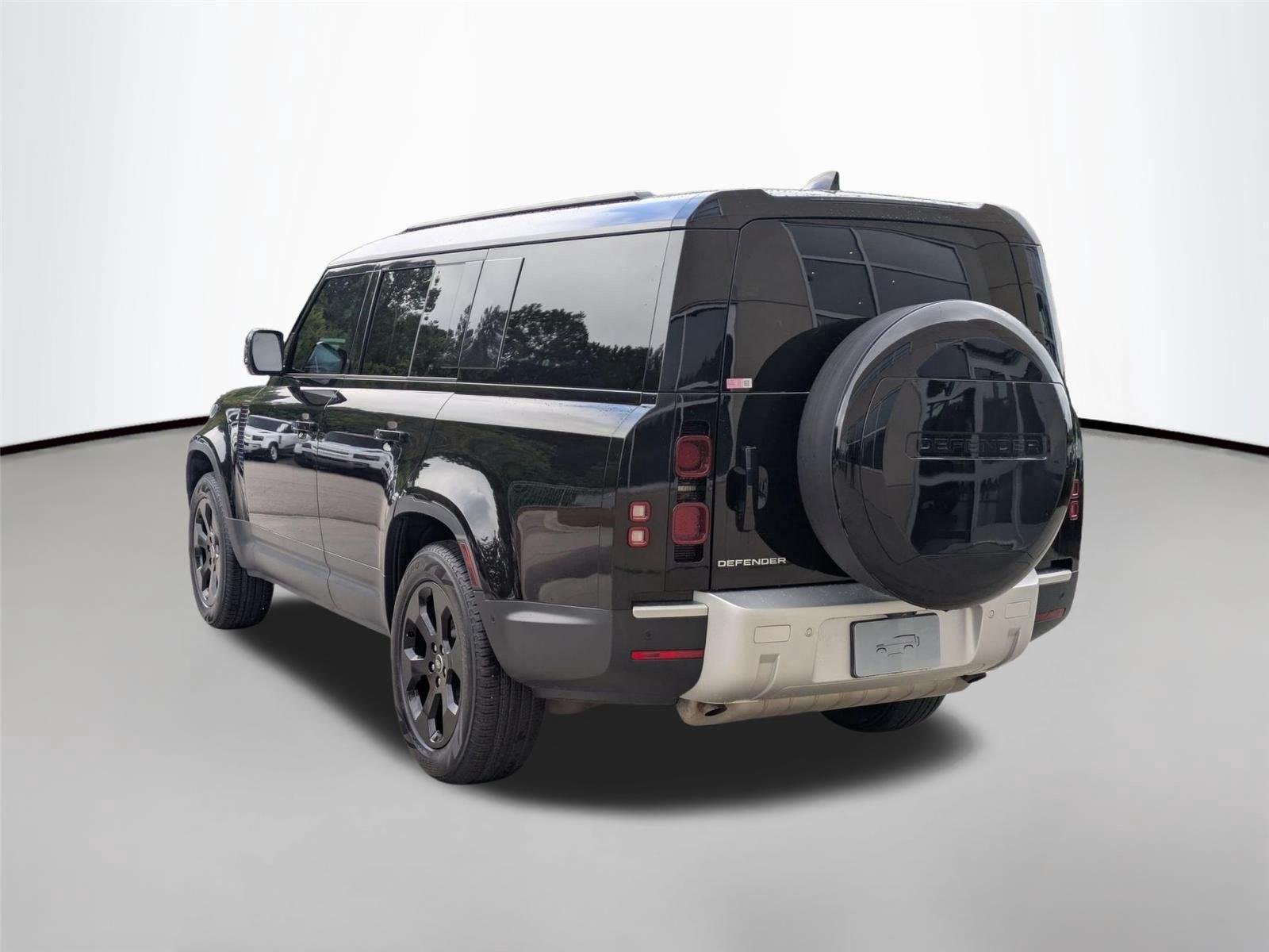 Used 2025 Santorini Black Metallic Land Rover S image 7