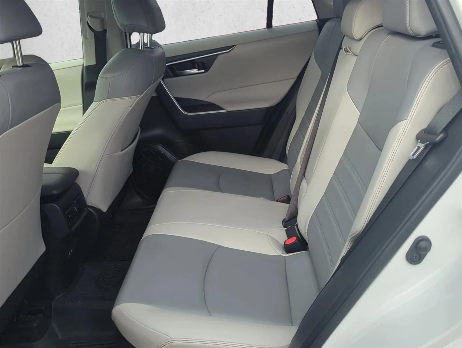Used 2023 White Toyota Hybrid XLE Premium image 23