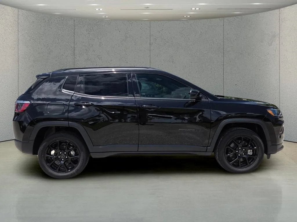 New 2026 Diamond Black Crystal Pearl-Coat Exterior Paint Jeep Latitude Altitude image 2
