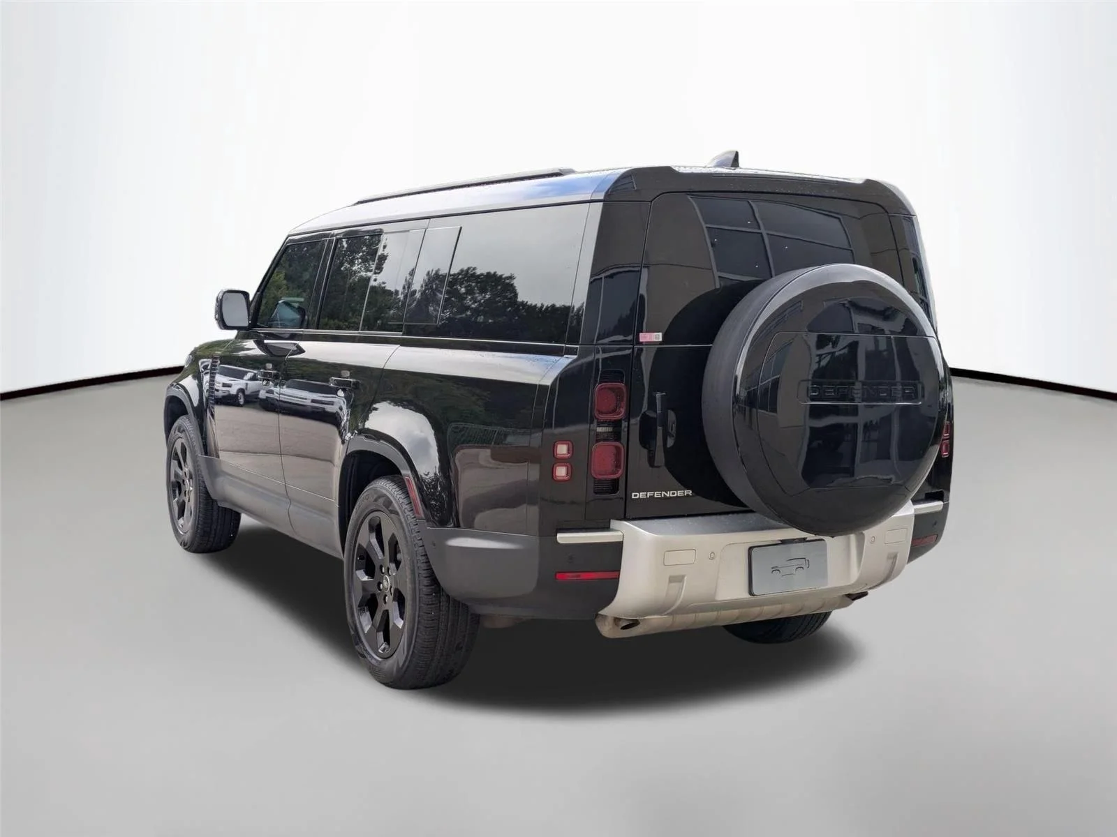 Used 2025 Santorini Black Metallic Land Rover S image 7