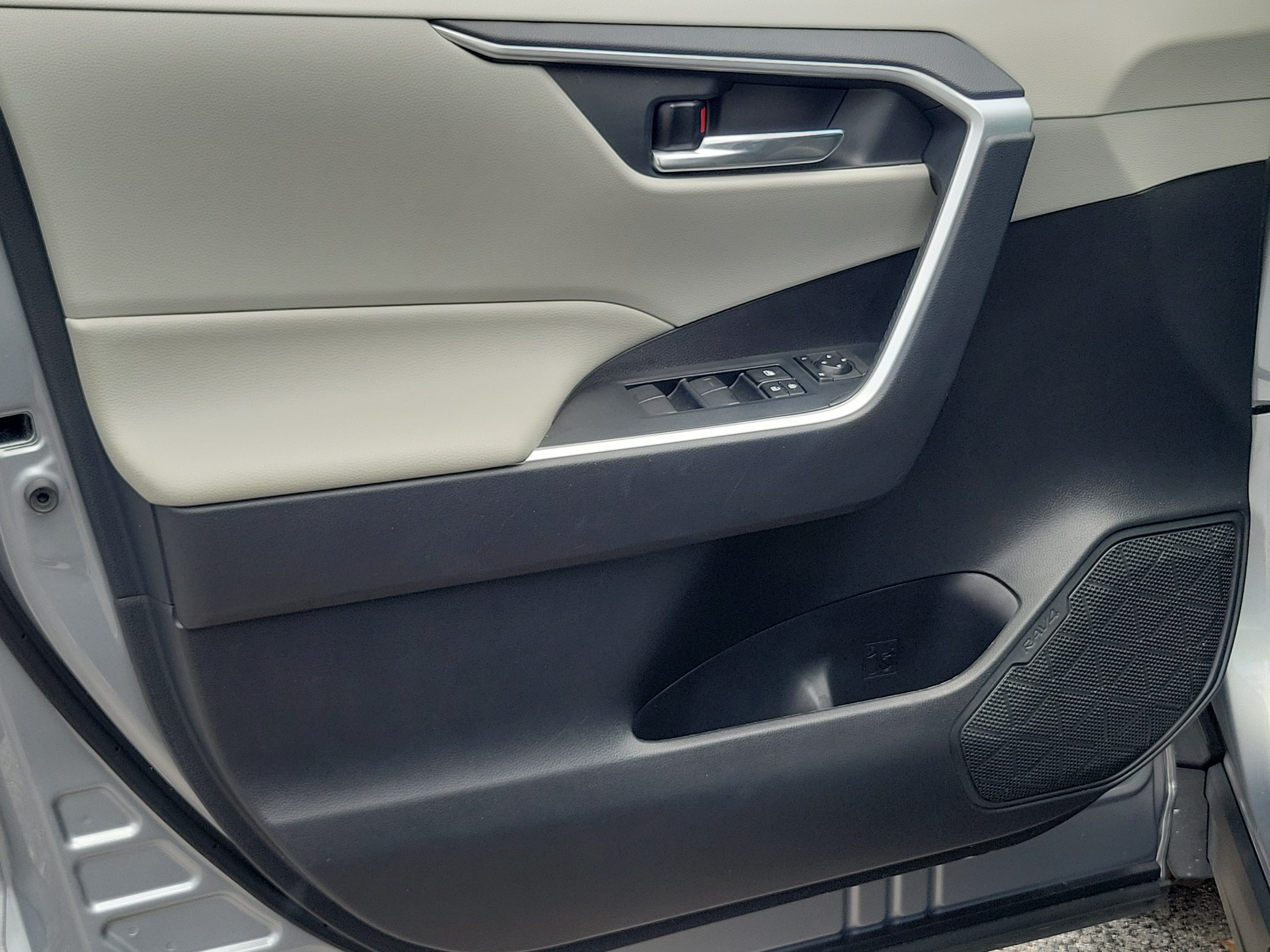 Used 2020 Silver Sky Metallic Toyota XLE image 22