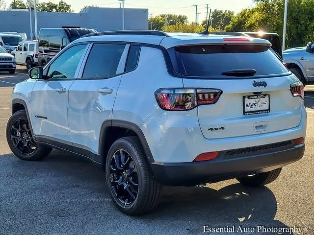 New 2026 Bright White Clear-Coat Exterior Paint Jeep Latitude image 7