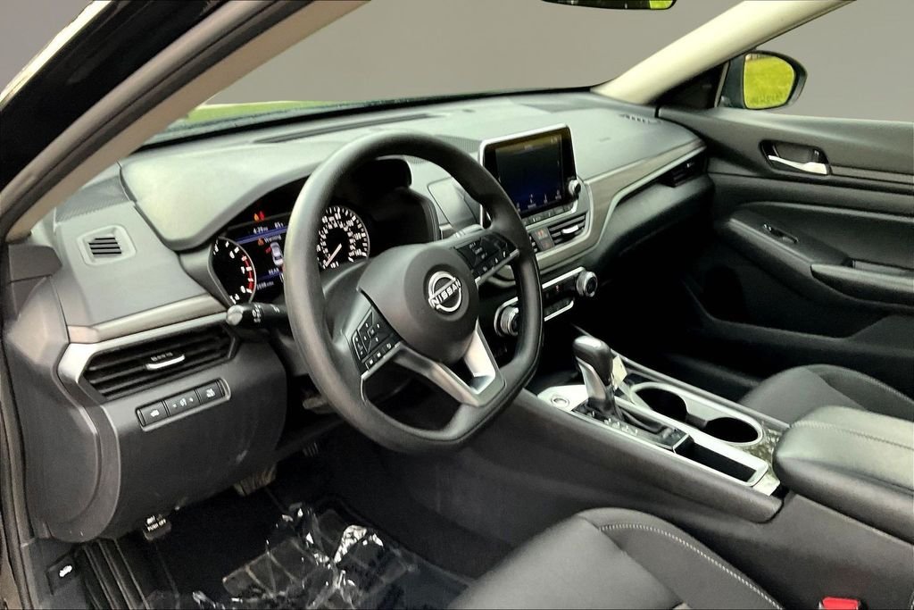Used 2024 Super Black Clearcoat Nissan 2.5 SV image 15