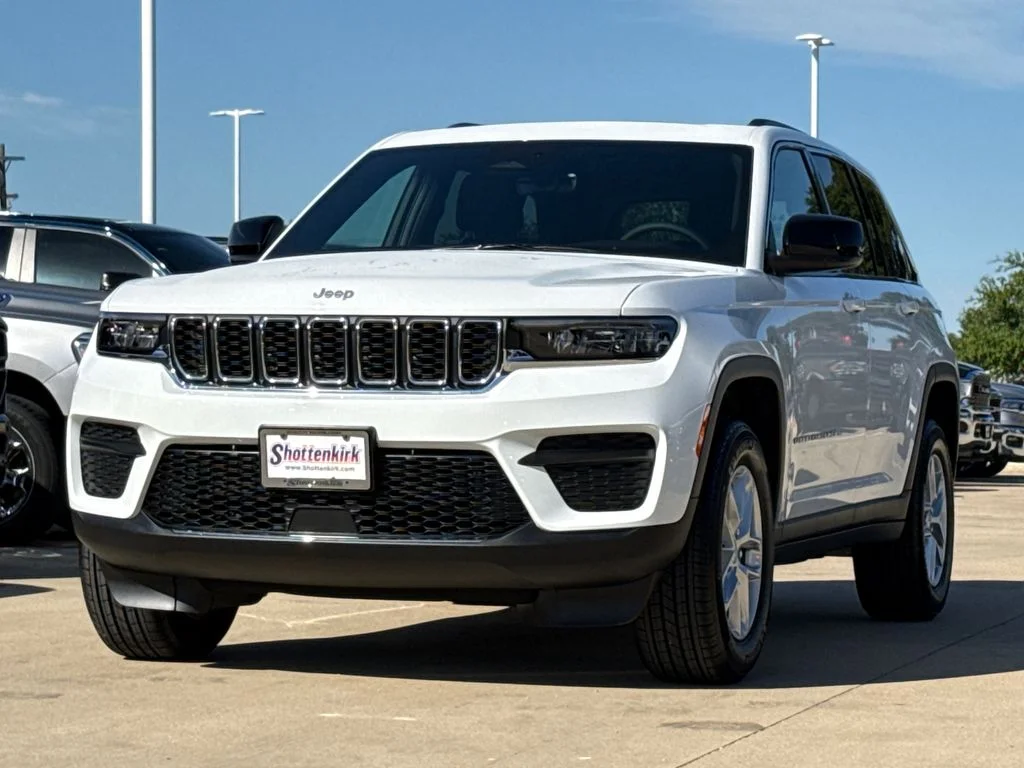 New 2026 Bright White Clear-Coat Exterior Paint Jeep Laredo X image 3