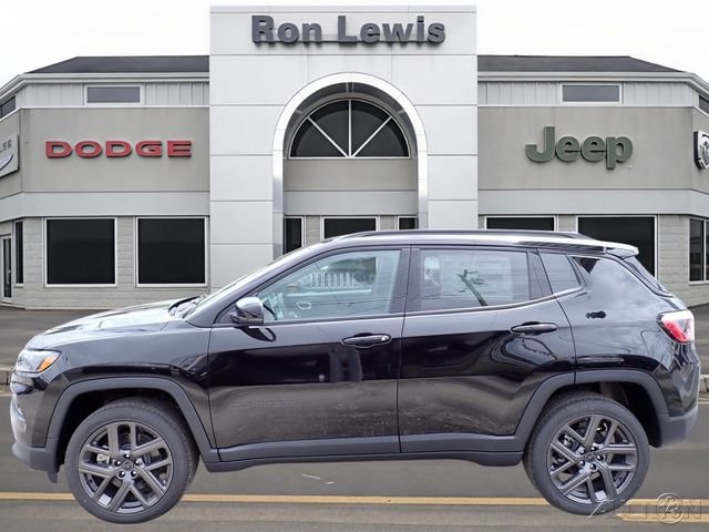 New 2026 Diamond Black Crystal Pearlcoat Jeep Limited image 1