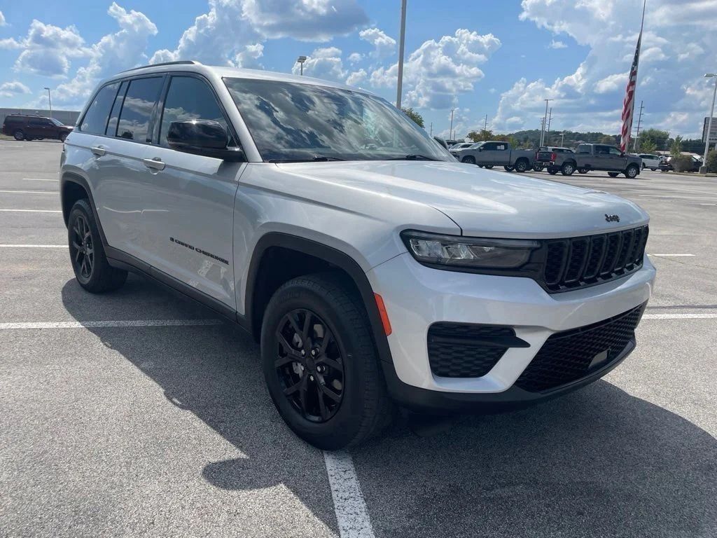 Used 2025 Silver Jeep Altitude image 7
