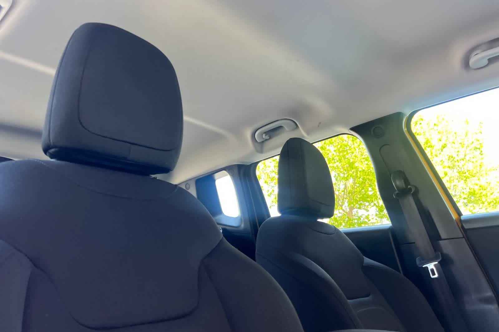 Used 2018 Solar Yellow Jeep Latitude image 17