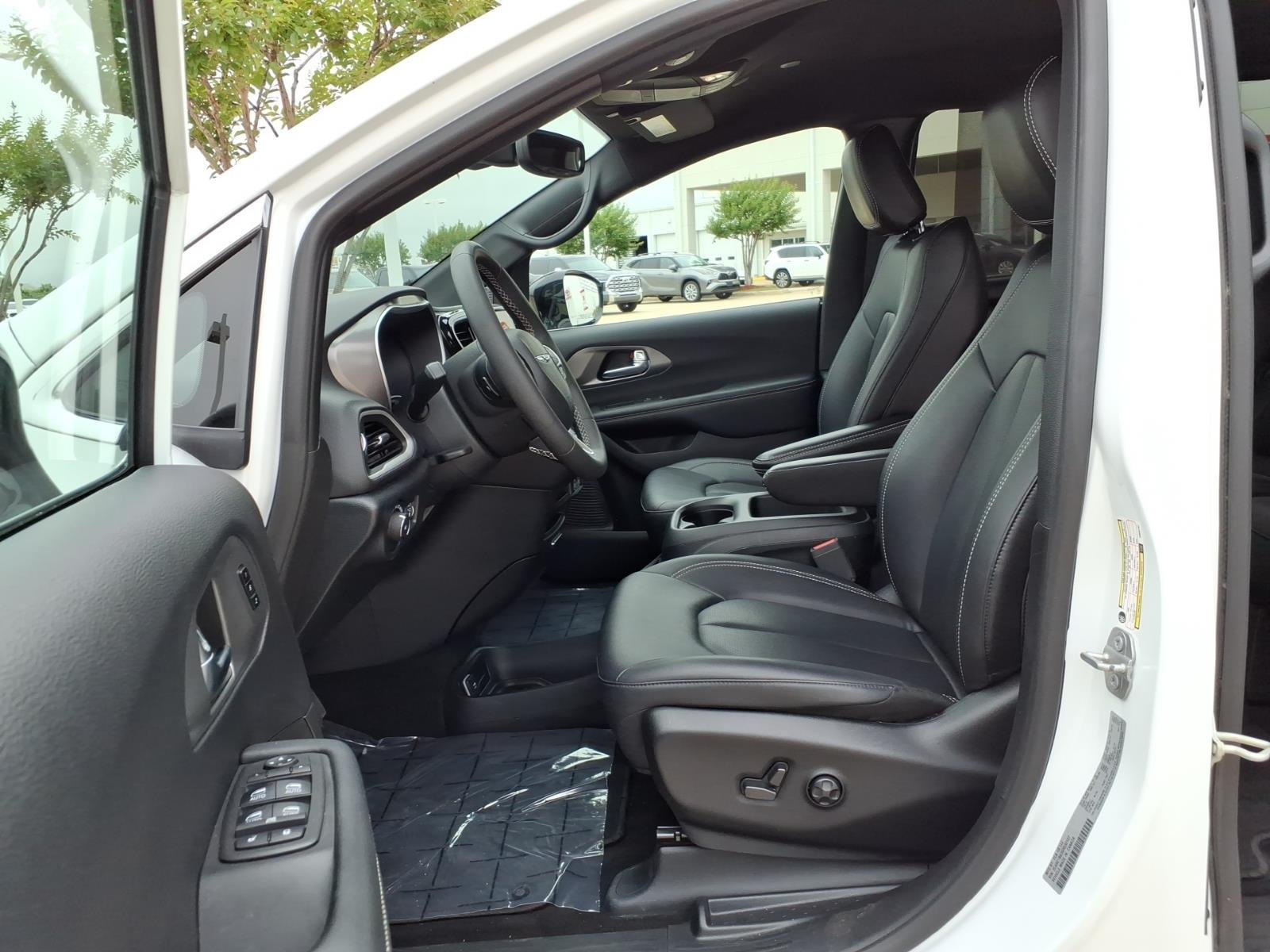 Used 2025 Bright White Clear Coat Chrysler Select image 13