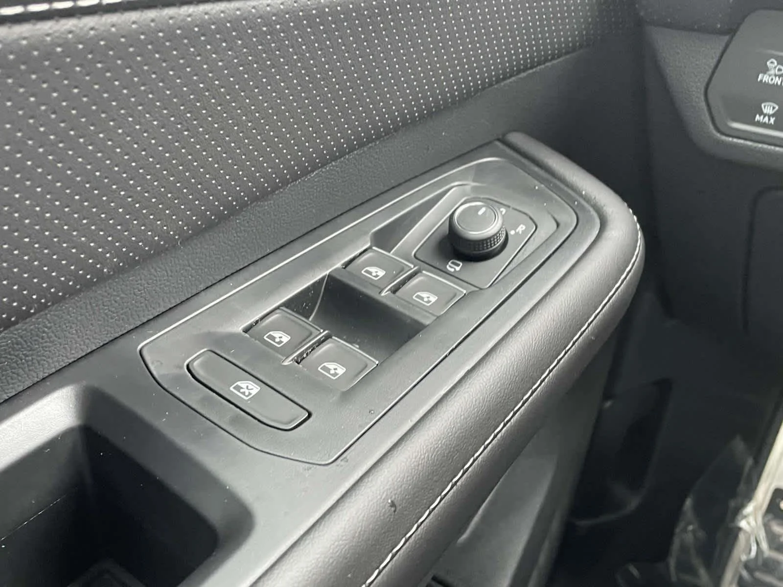 New 2026 Q3Q3/Silver Volkswagen 2.0T SEL Premium R-Line image 30
