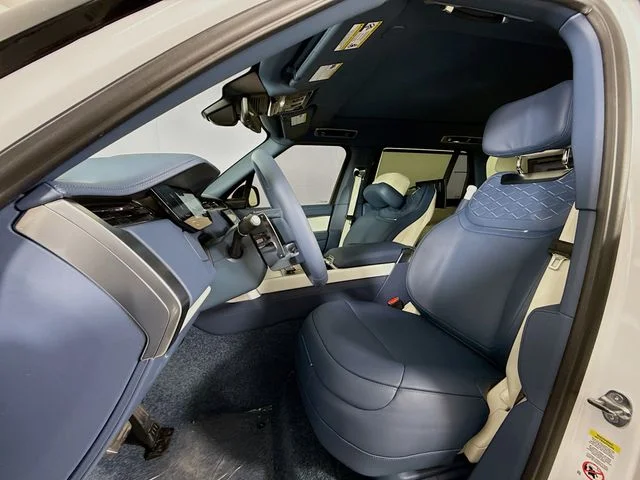 New 2026 Ostuni Pearl Wht Prem Met Land Rover SV image 11