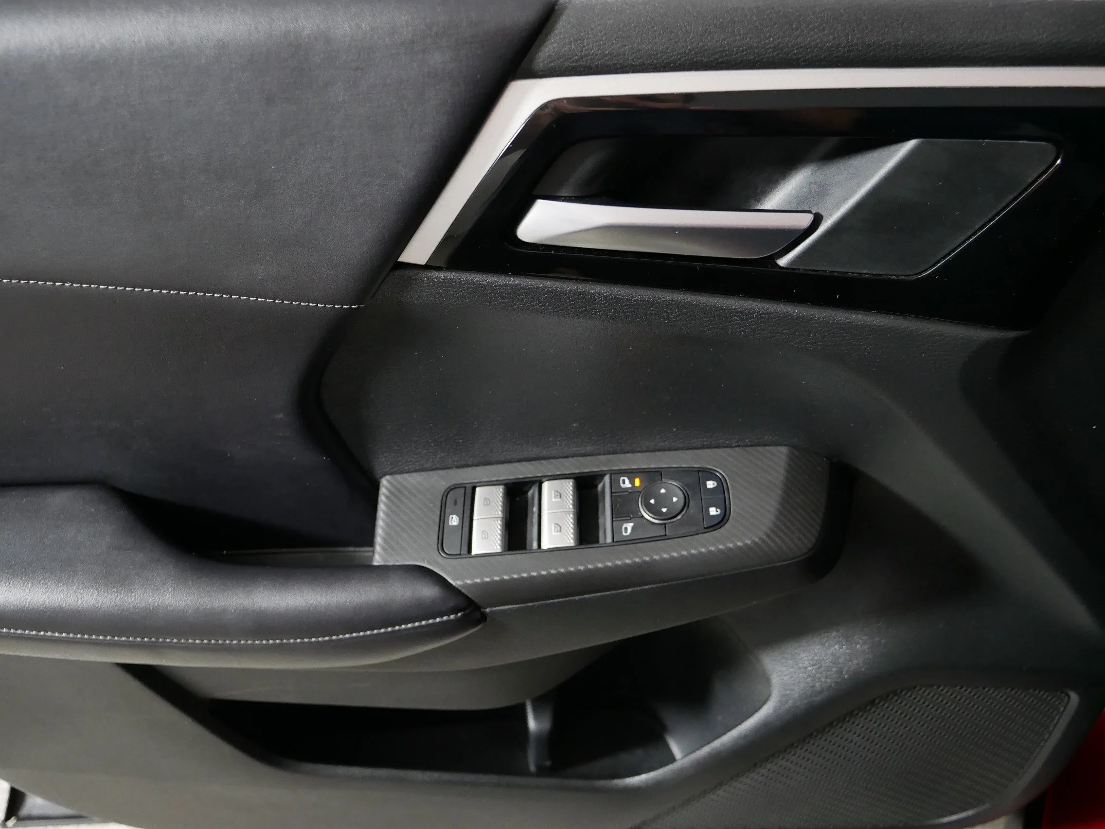 Used 2022 Red Diamond Mitsubishi SE image 19