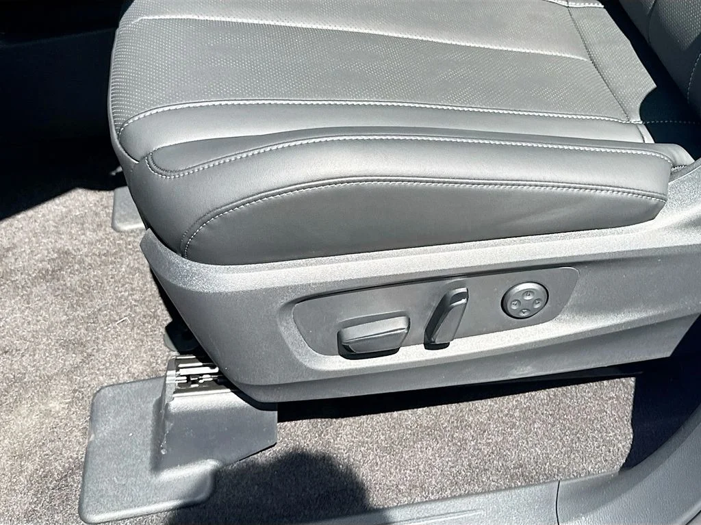 New 2027 2T RAD WHT INFINITI Sport AWD image 20