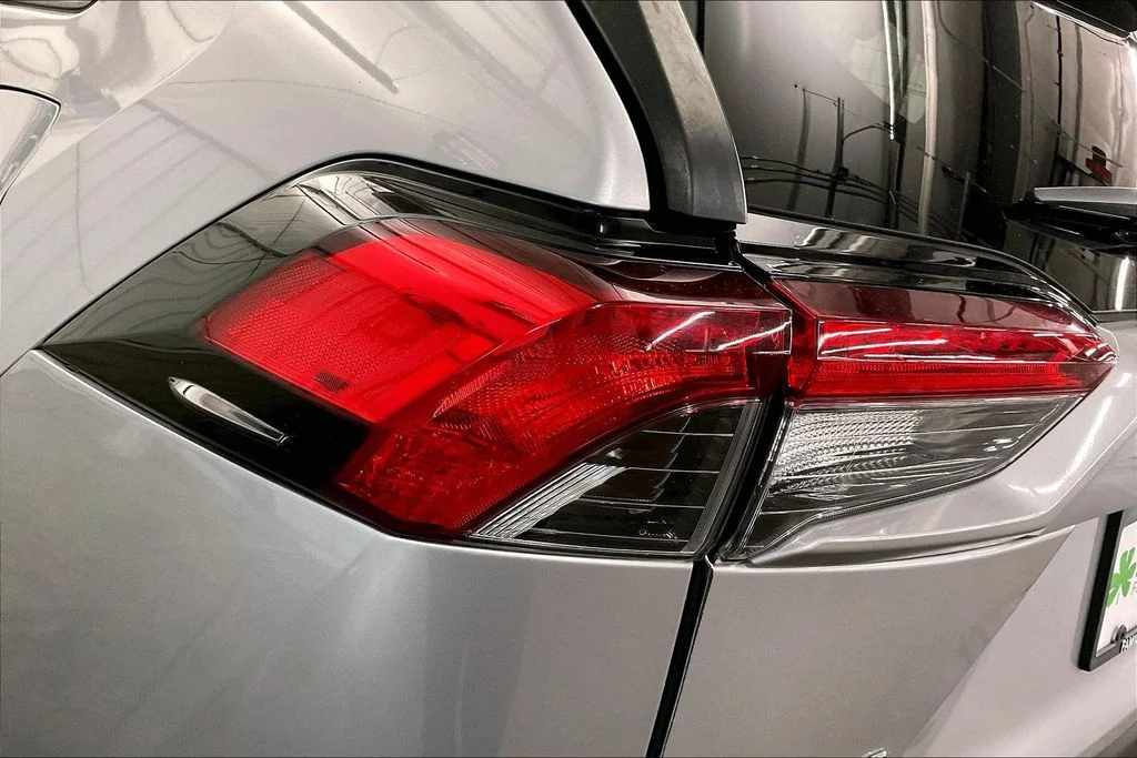 Used 2019 Silver Toyota XLE Premium image 34