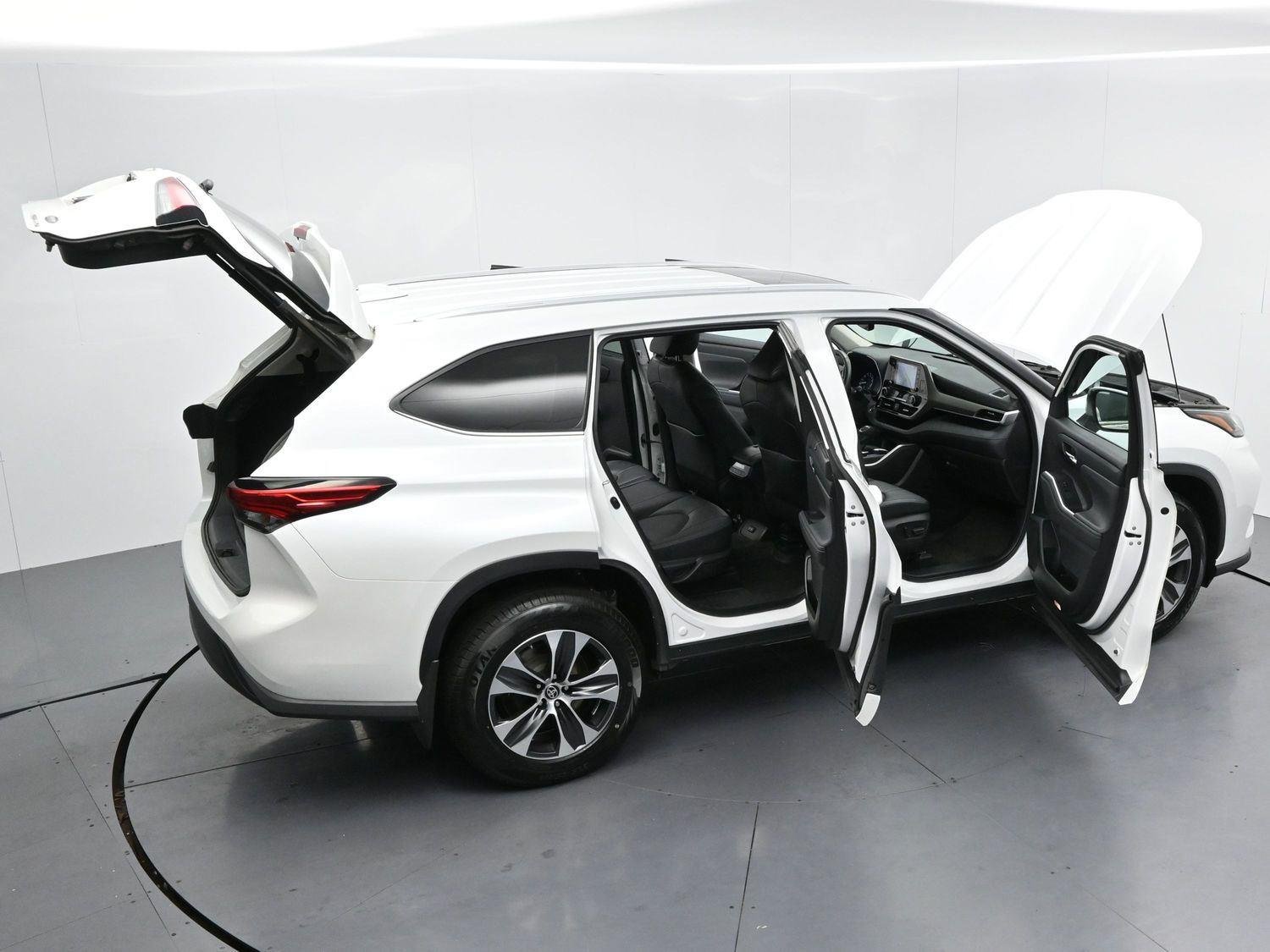 Used 2022 Wind Chill Pearl Toyota XLE image 48