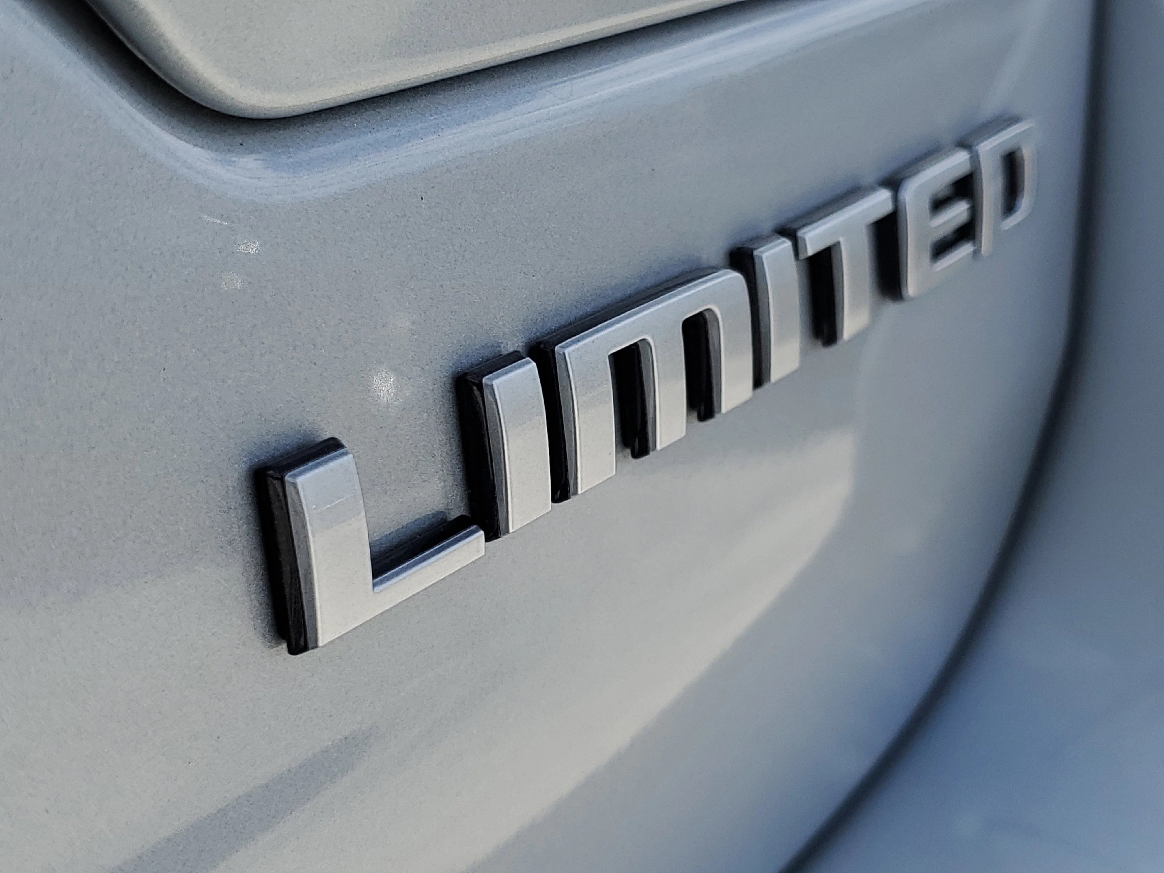 New 2026 Silver Zynith Exterior Paint Jeep Limited image 5
