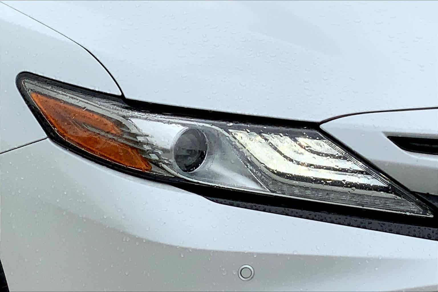 Used 2018 Wind Chill Pearl Toyota XSE V6 image 24