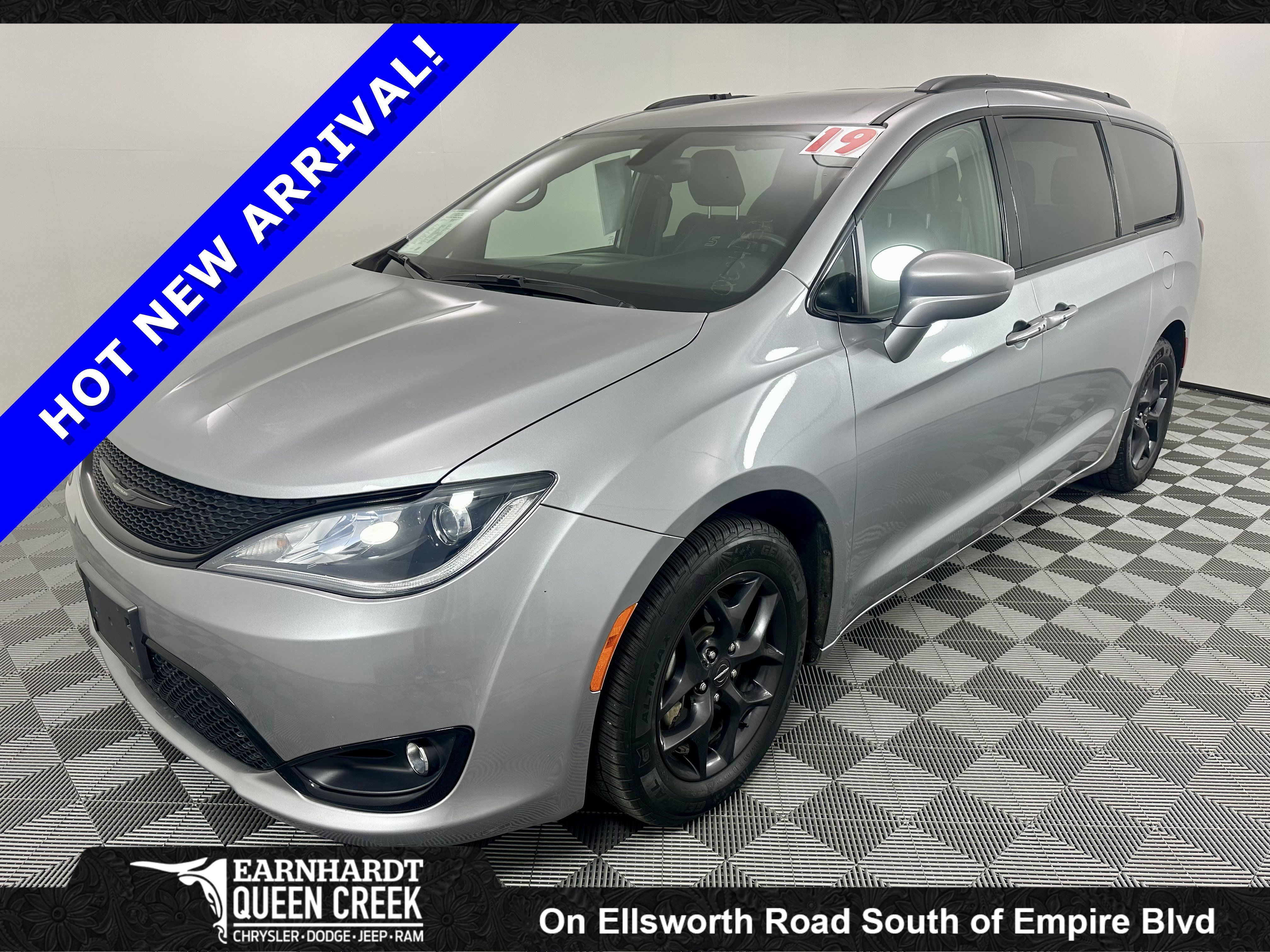 2019 Chrysler Pacifica Touring L's photo