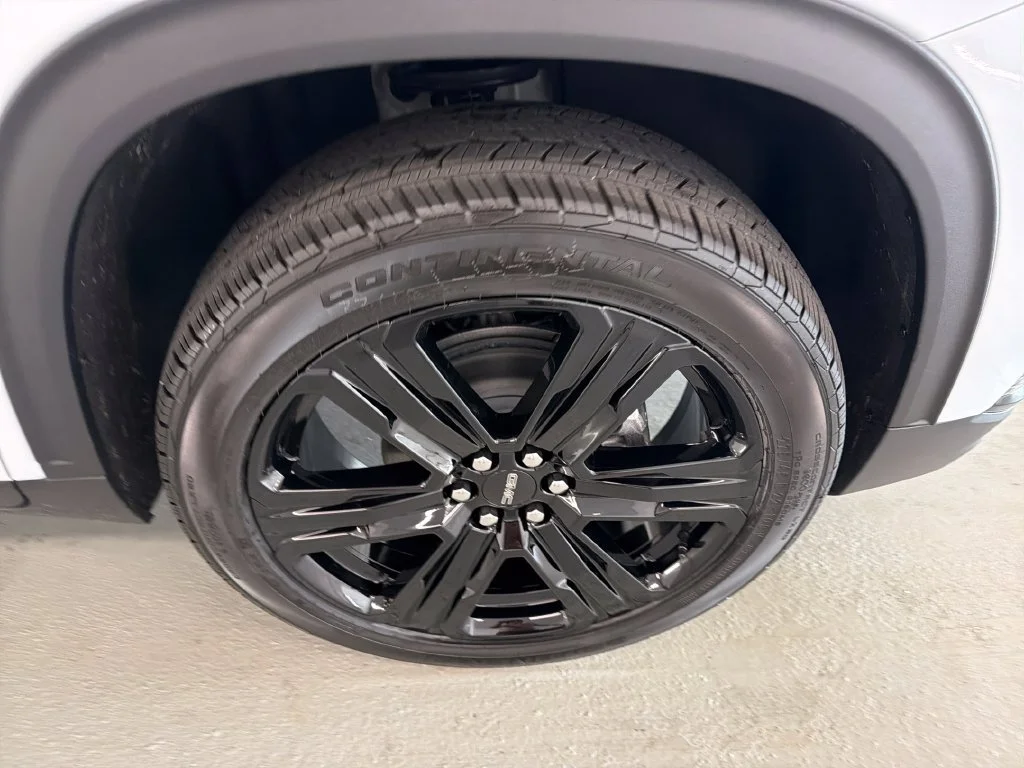 New 2027 Glacier White Tricoat GMC Elevation image 4