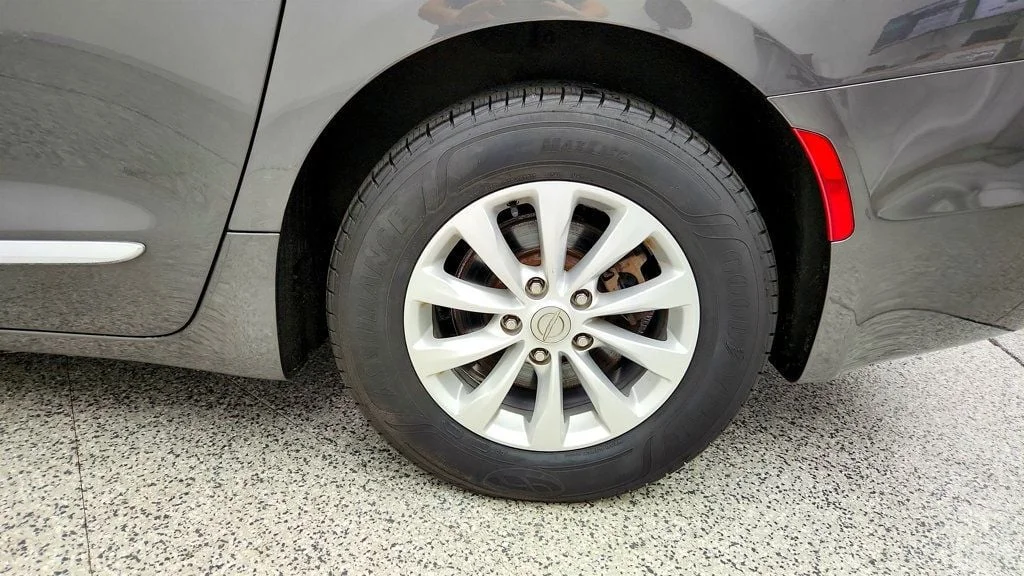 Used 2017 Granite Crystal Metallic Clearcoat Chrysler Touring-L 4dr Wagon 8-Seater w/ SafetyTec & Uconnect 8.4 image 9
