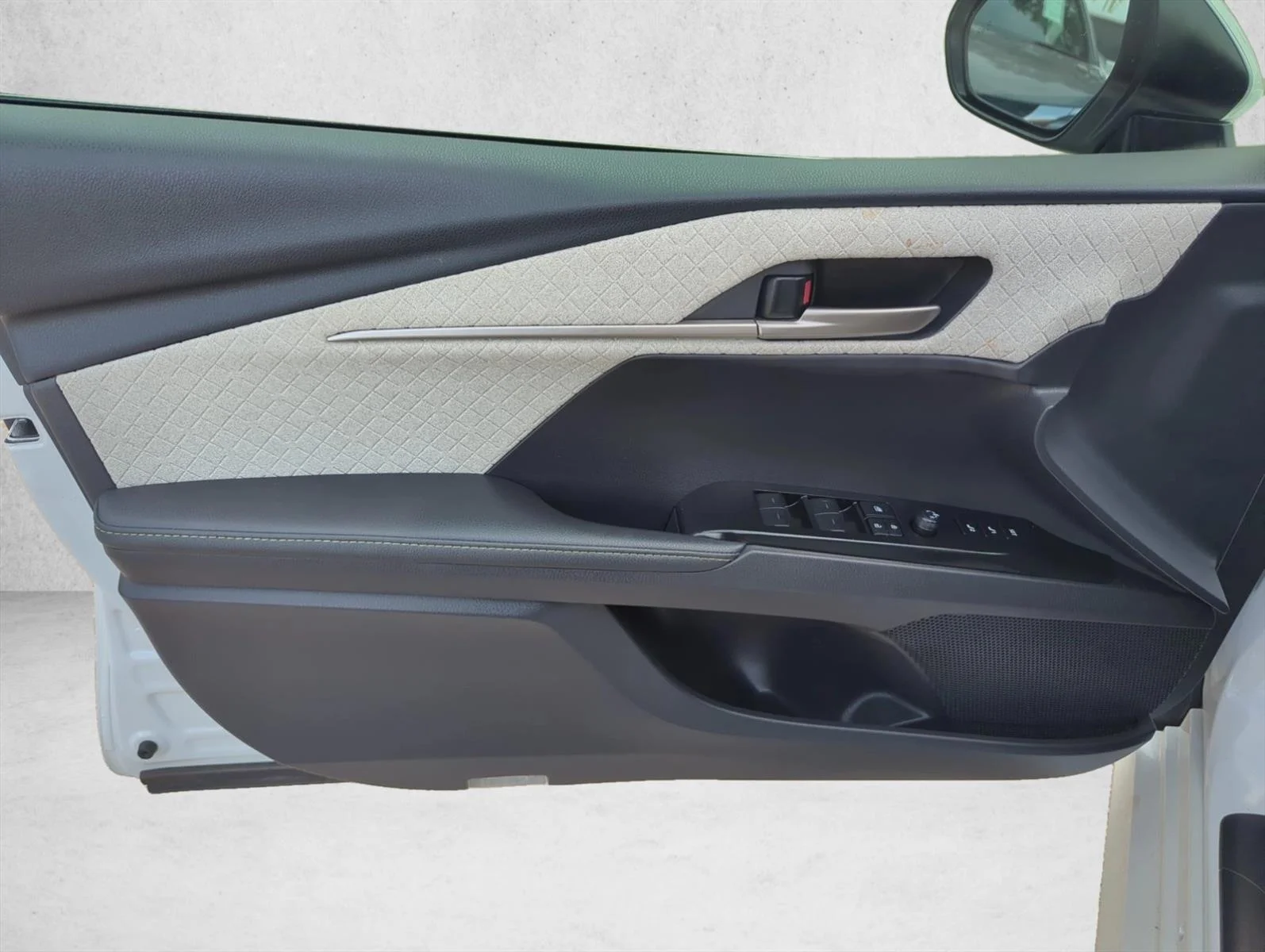 Used 2025 Wind Chill Pearl Toyota XLE image 9