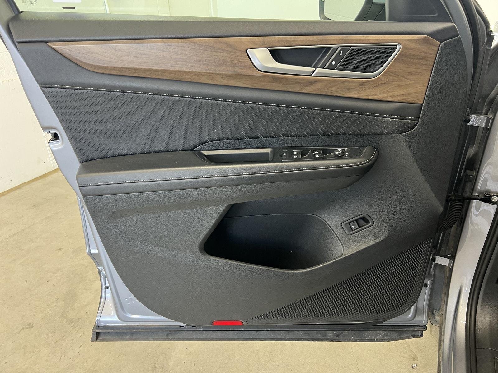 2025 Volkswagen Atlas SE w/Tech - Photo 11