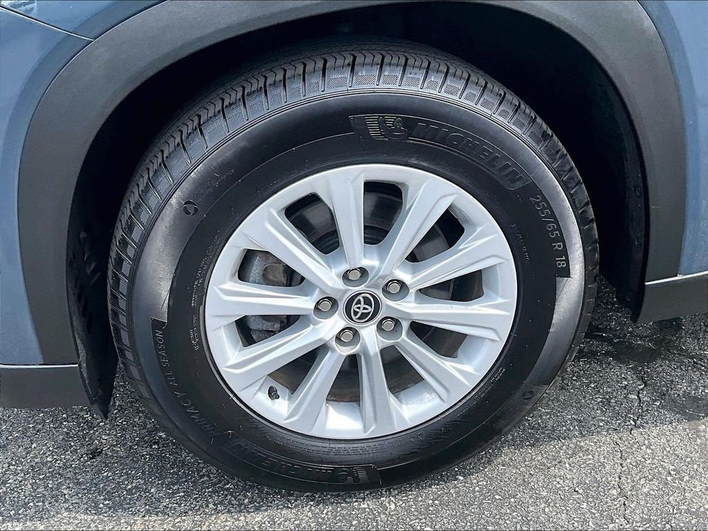Used 2025 White Toyota XLE image 7