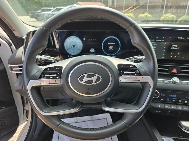 Used 2025 White Hyundai SEL Convenience image 29