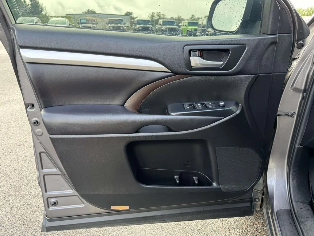 Used 2019 Gray Toyota XLE image 26