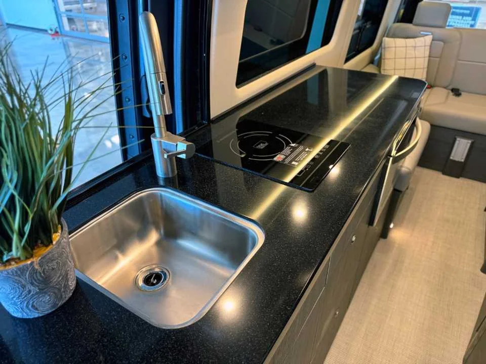 New 2025 Tenorite Gray Metallic AIRSTREAM  image 21
