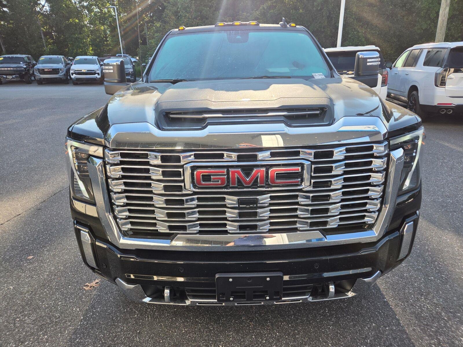 Used 2025 Onyx Black GMC Denali image 2