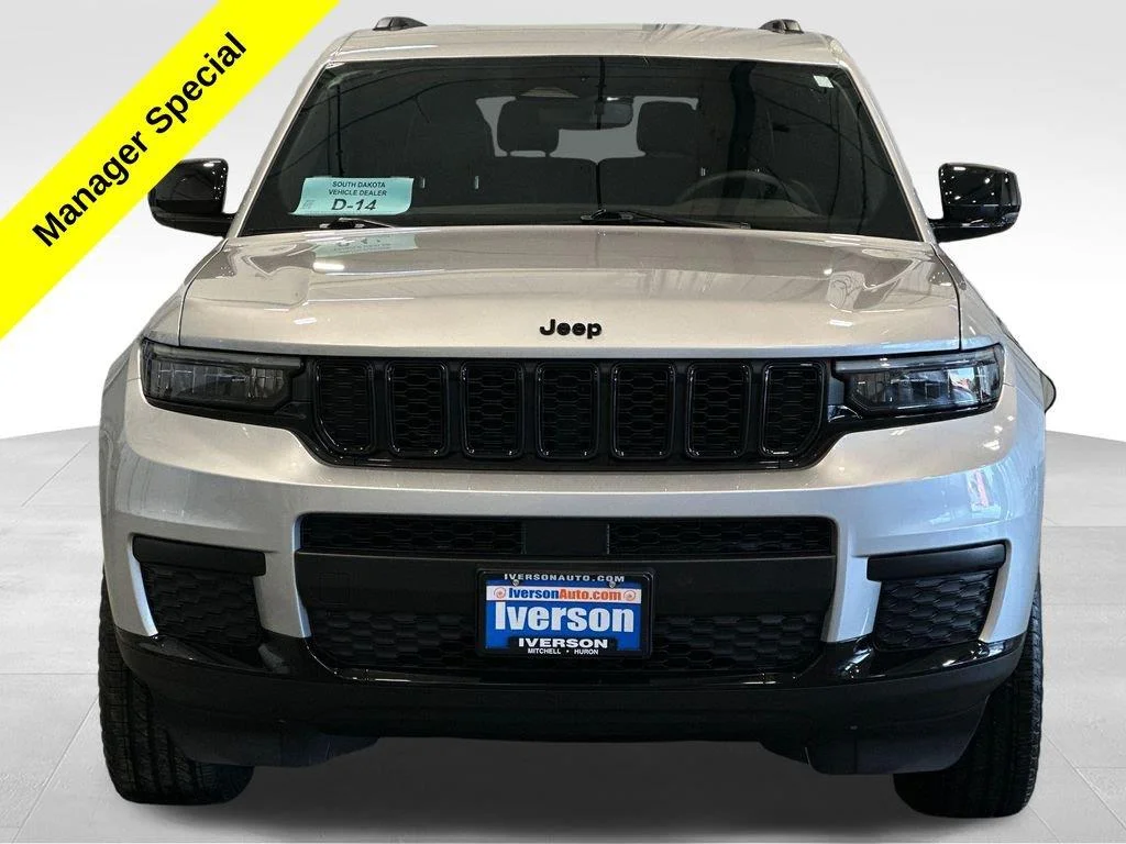 Used 2023 Silver Zynith Jeep Altitude image 2