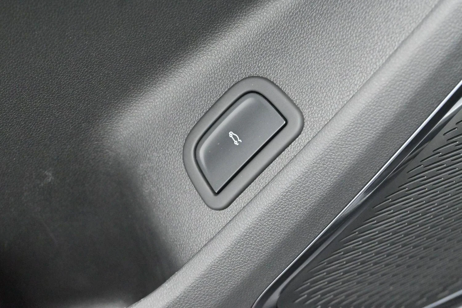 Used 2025 Sterling Metallic GMC AT4 image 14