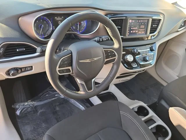 Used 2023 White Chrysler LX image 18