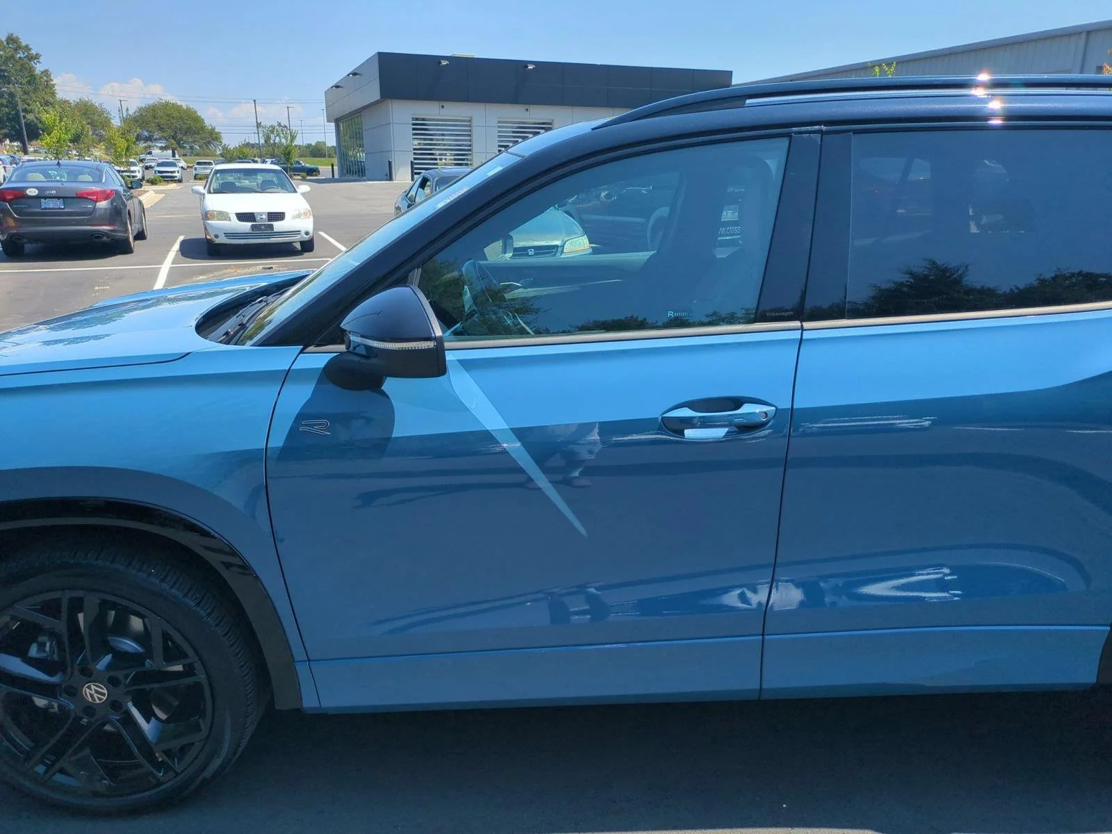 Used 2025 Monterey Blue Pearl VOLKSWAGEN SERBLK image 15