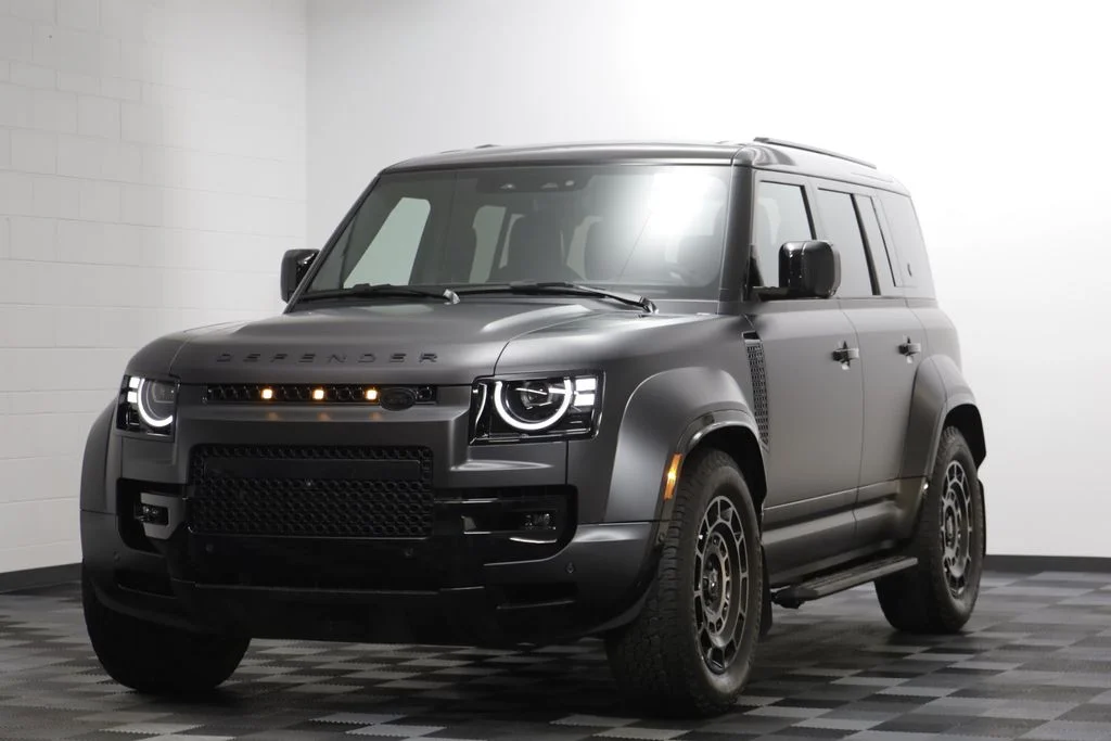 2026 Land Rover Defender 110 OCTA Black P635's photo