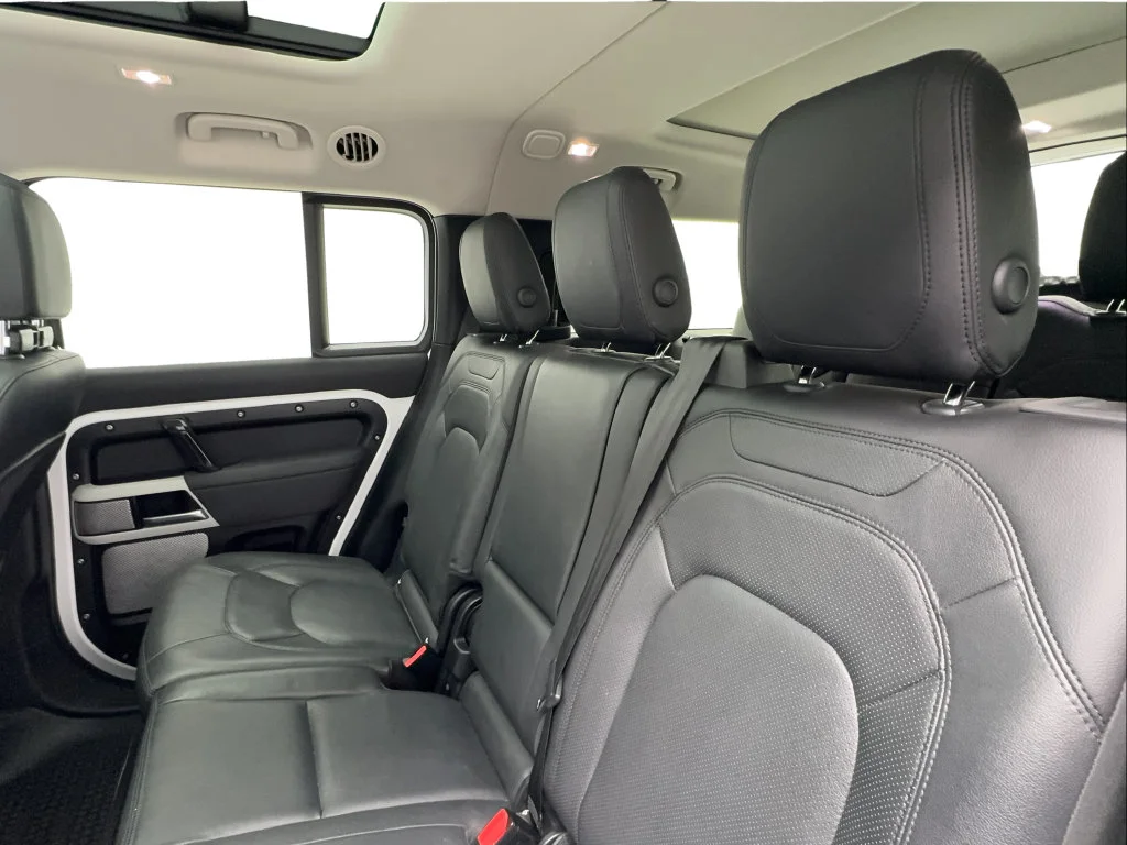 Used 2023 White Land Rover SE image 26