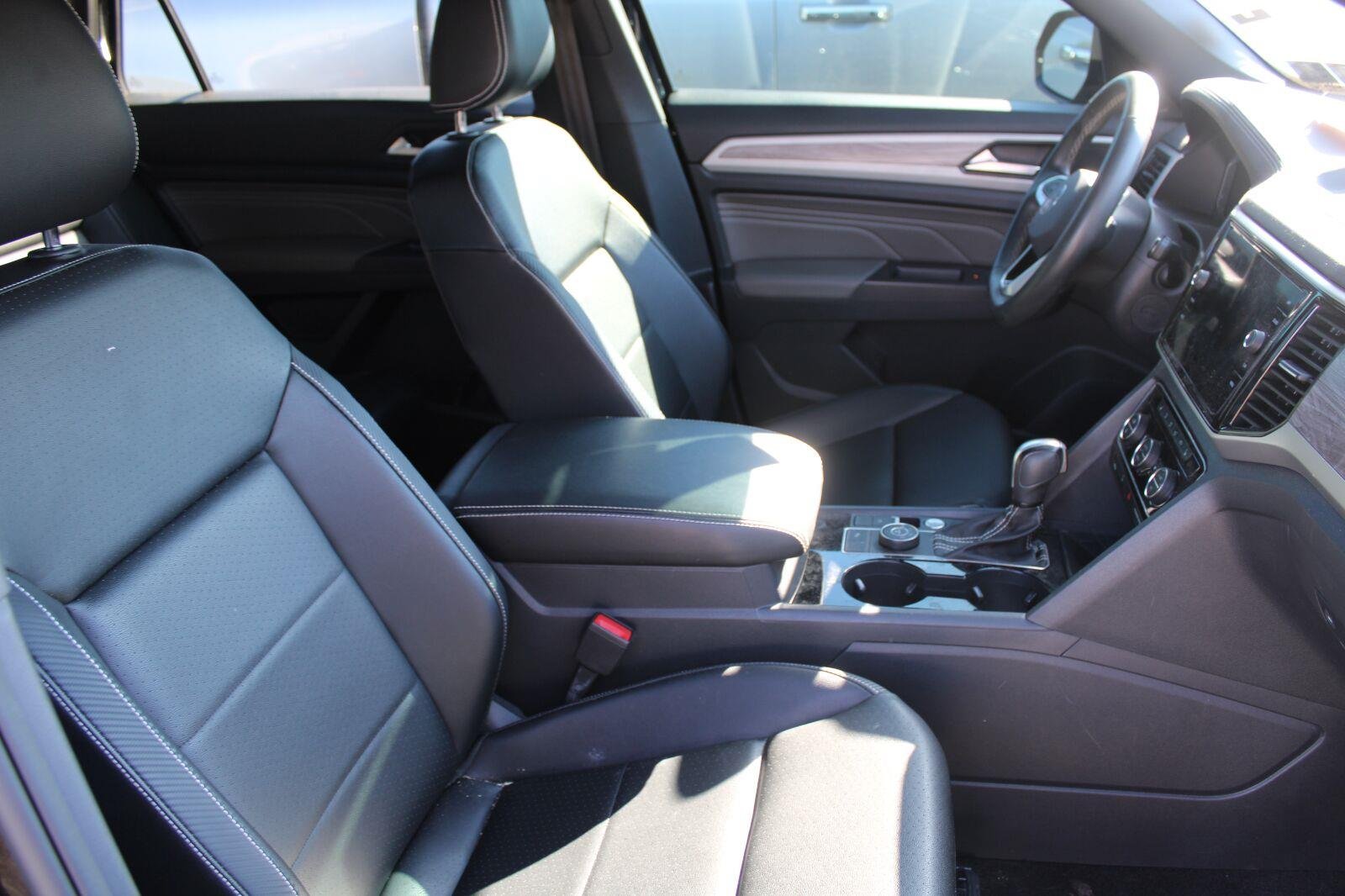 Used 2022 Deep Black Pearl Volkswagen 3.6L V6 SE w/Technology image 4