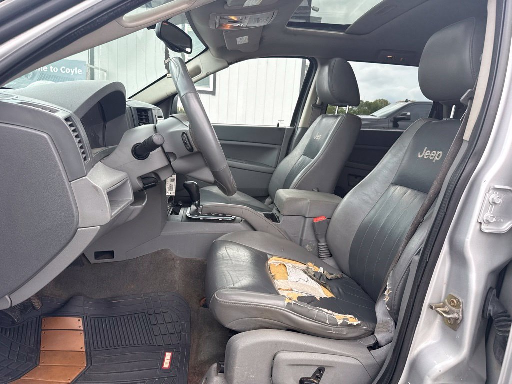 Used 2005 Silver Jeep Laredo image 10