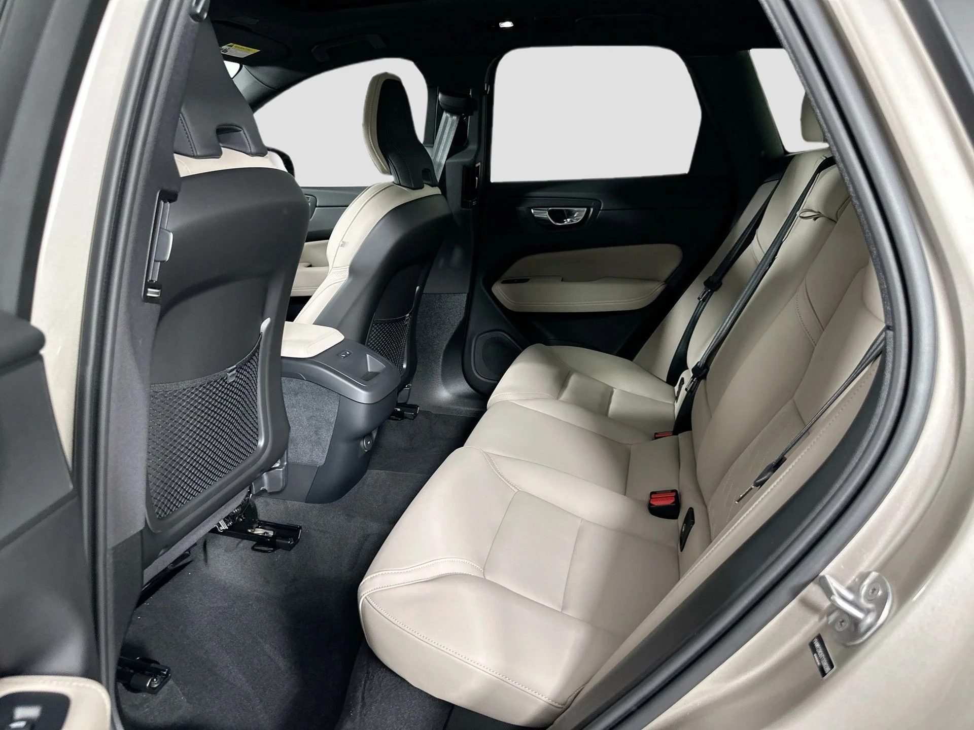 New 2026 Bright Dusk Volvo Plus image 23